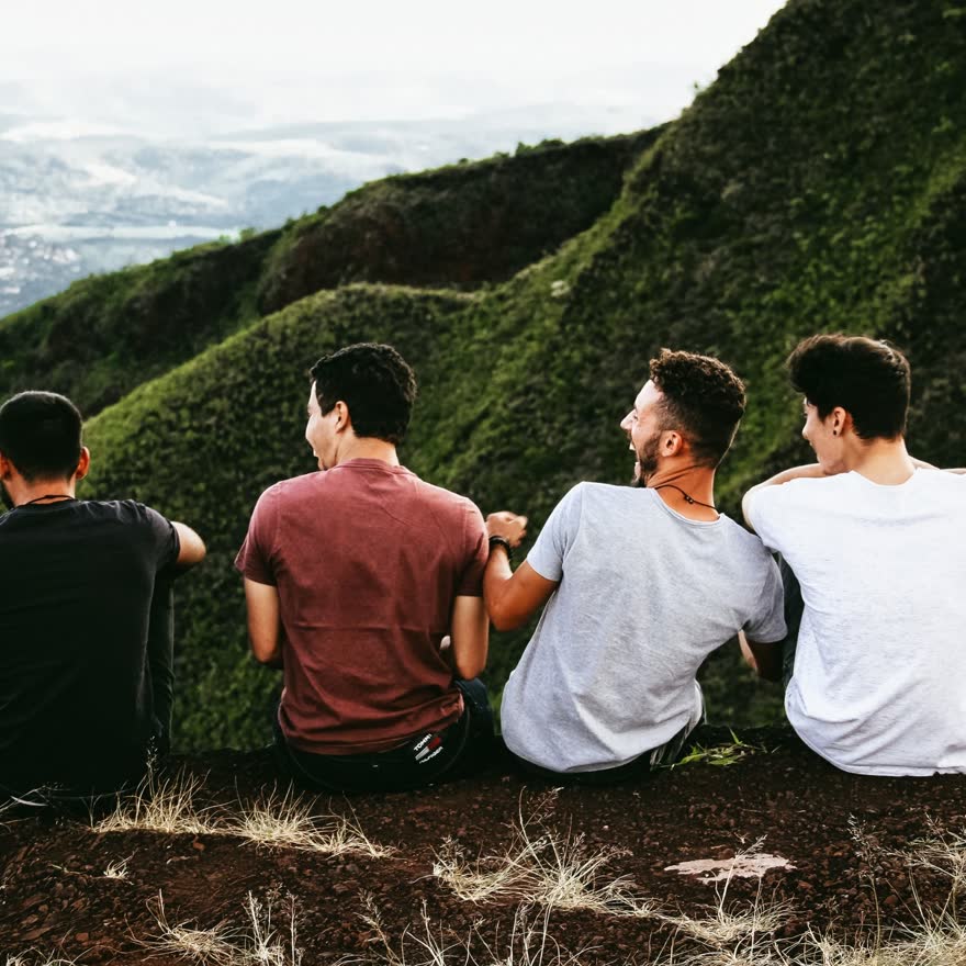 Amigos sentados frente al paisaje durante un viaje de grupo
